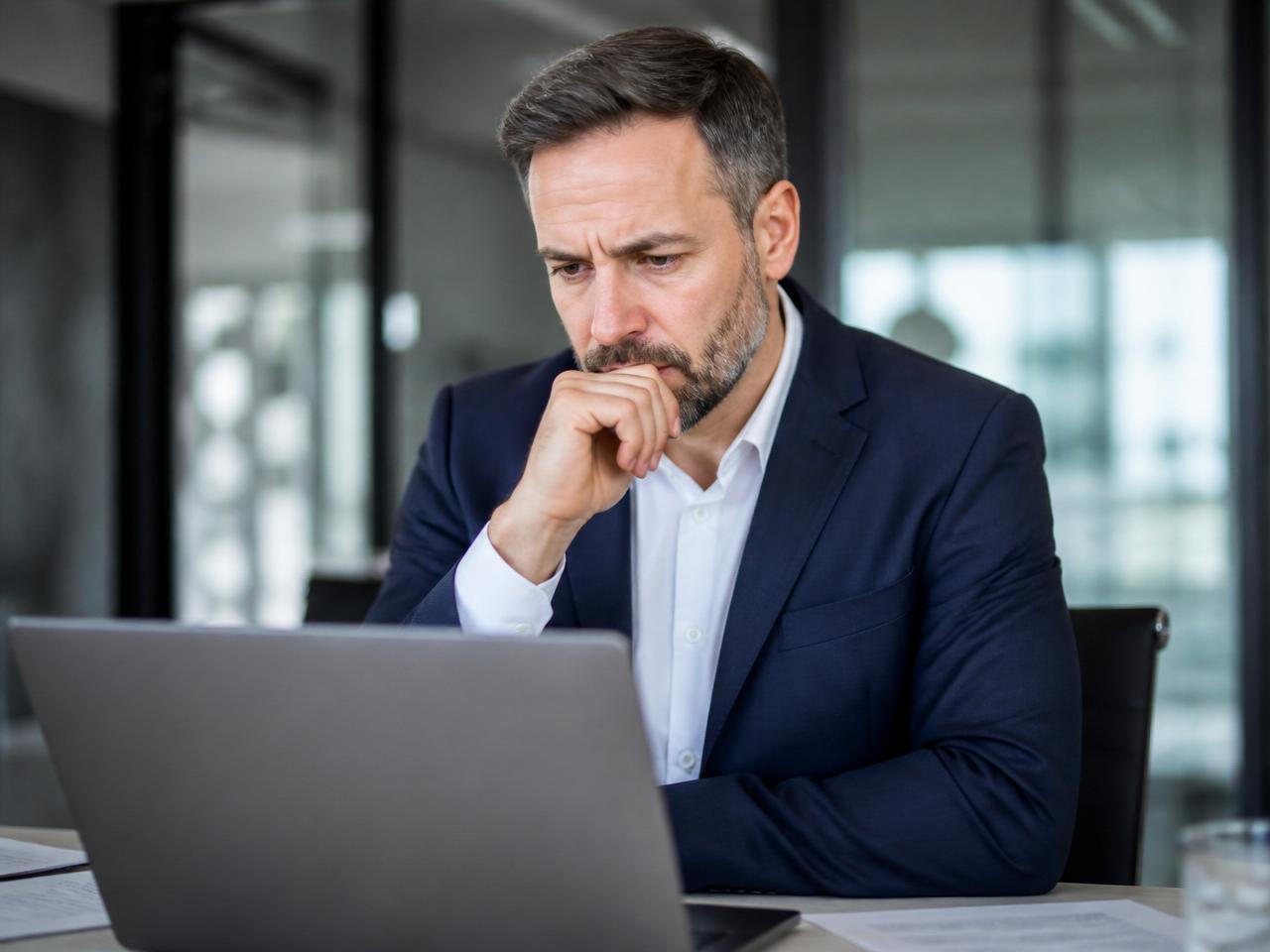 Gestor preocupado olhando um notebook